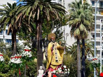 La scultura la mattina passa con il baldacchino tra le viuzze strette e anguste di Bari Vecchia, fino ad arrivare al Molo San Nicola